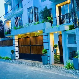 8+ Motel Negombo
