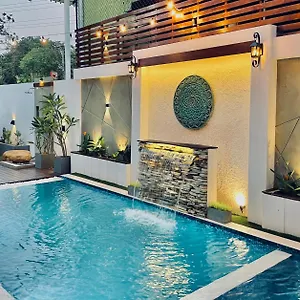 8+ Hotel Negombo